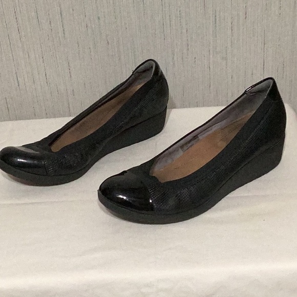 Claire’s Artisan Loafers/Wedges, black, & size 7. - Picture 4 of 7